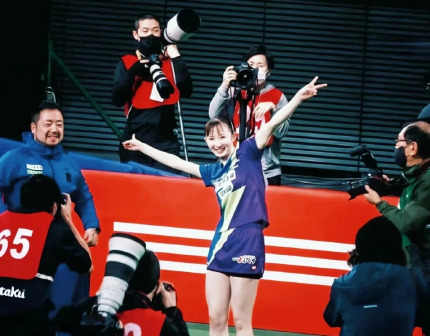 早田希娜（中蓝色衣服）与石田大辅（左1）教练