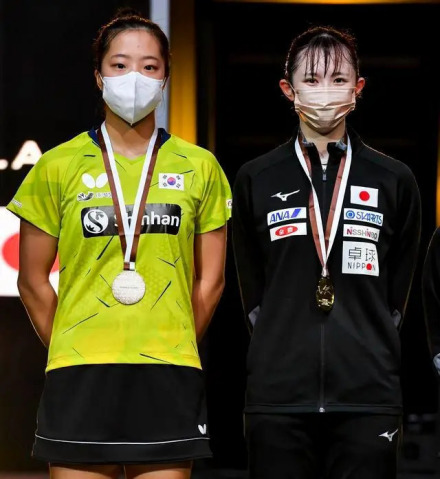 早田希娜（右）夺得卡塔尔多哈亚洲乒乓球锦标赛女子单打冠军 