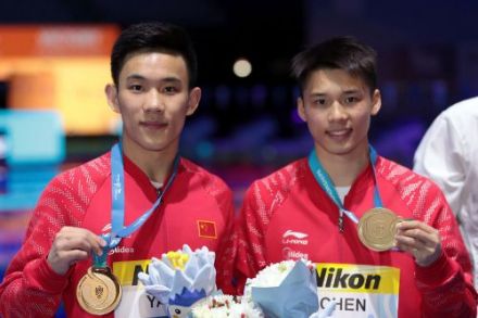 杨昊（左一）在匈牙利布达佩斯游泳世锦赛双人10米台摘金