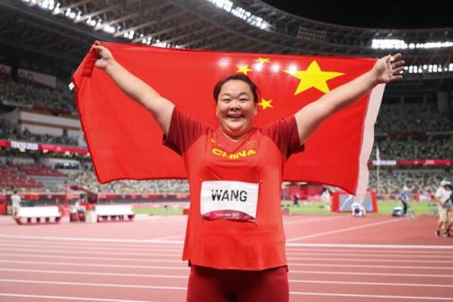 王峥（左）获得2021年东京奥运会女子链球亚军