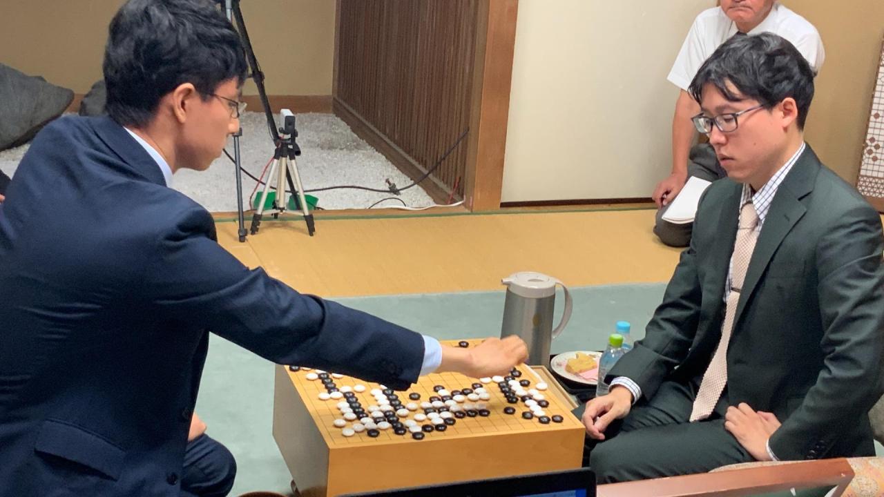 一力辽（右）与井山裕太对弈