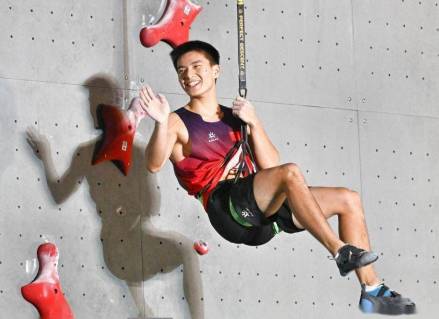 伍鹏在第十三届全国青年锦标赛获得男子速度赛冠军