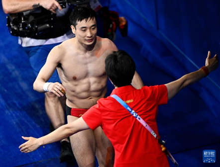 中国选手曹缘（左）赛后与教练庆祝夺冠