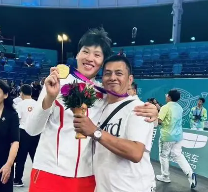陈明伶（左）与陈训分享亚运会夺冠喜悦 