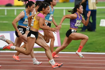 梁小静（右一）在第十四届全国运动会田径女子100米比赛中
