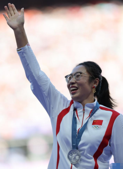 亚军中国选手冯彬在颁奖仪式上