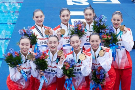 2022年6月24日，中国花样游泳队在颁奖仪式后合影 