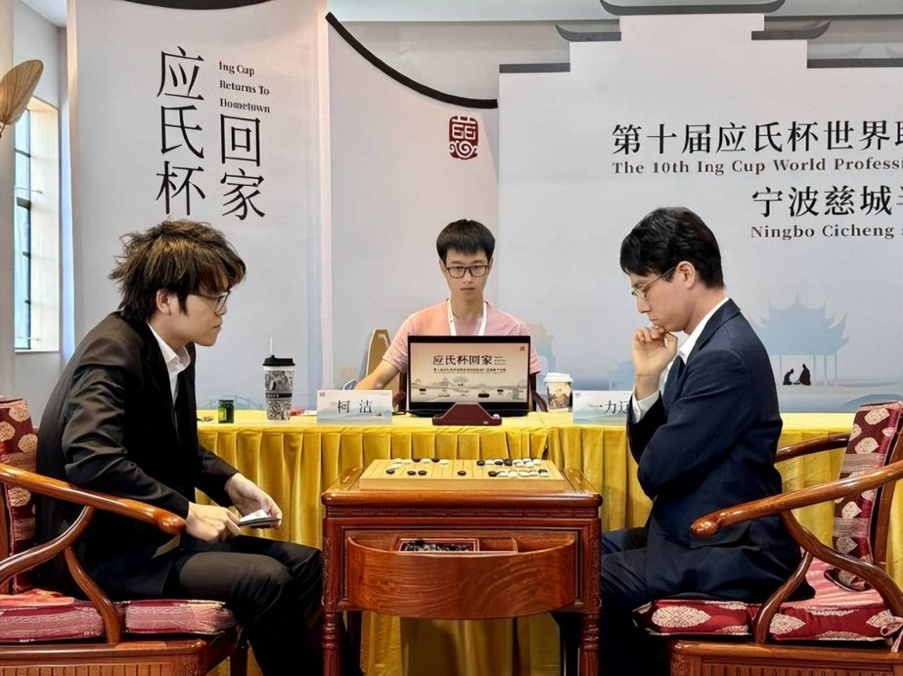 一力辽（右）与柯洁对弈