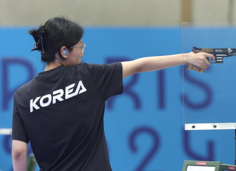 韩国选手梁智仁在比赛中