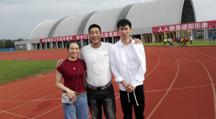 刘佳丽（左）、黄常洲与启蒙教练杨静（中）