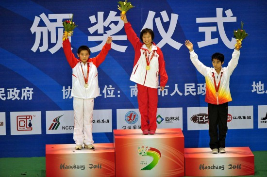 刘蕙瑕（中）获第七届全国城市运动会跳水冠军