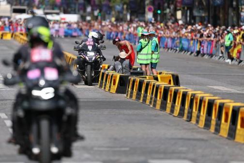 中国香港选手伍泰龙在自行车比赛中停止骑行