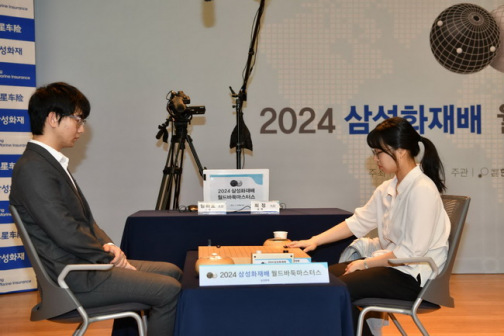 2024年三星杯世界围棋大师赛16强赛，崔精（右）不敌丁浩
