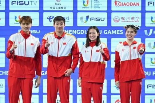 成都大运会上陈俊儿（左一）在领奖台上