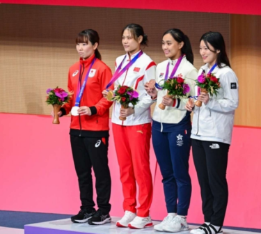 陈诺思（右二）在第19届杭州亚运会获得季军