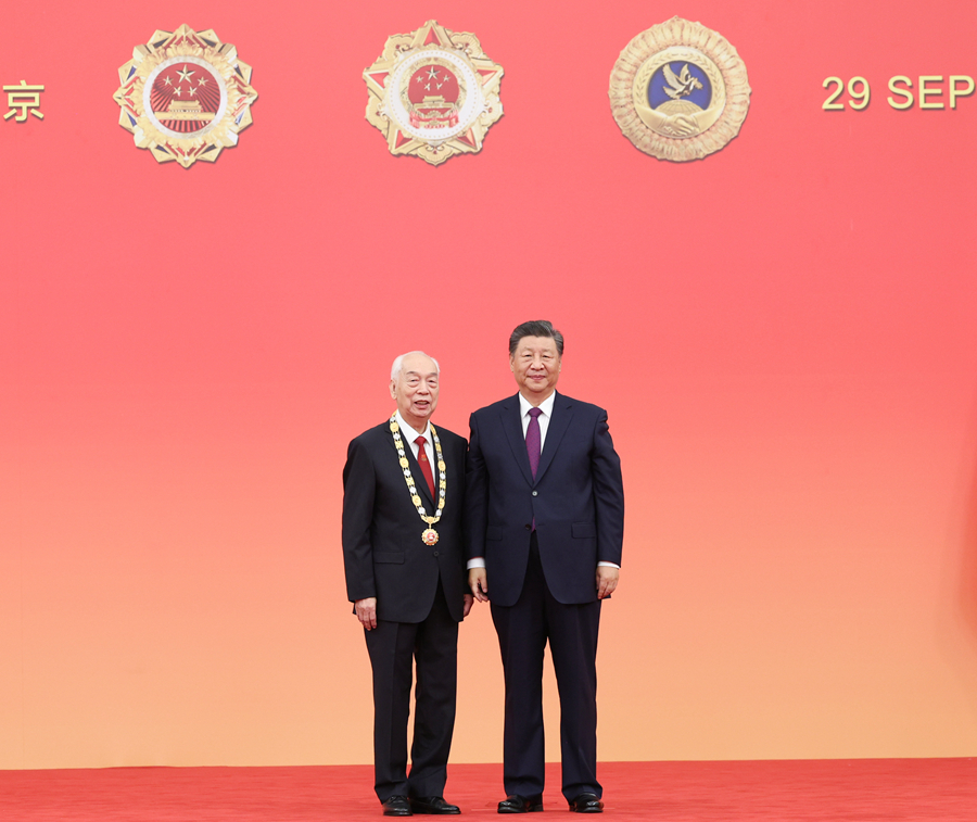 张燮林（左）被授予“体育工作杰出贡献者”国家荣誉称号 