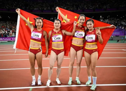 梁小静（右1）与队友在杭州第19届亚运会比赛后庆祝胜利