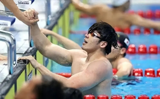 杭州亚运会男子4x100米自由泳接力决赛，王浩宇庆祝获得冠军