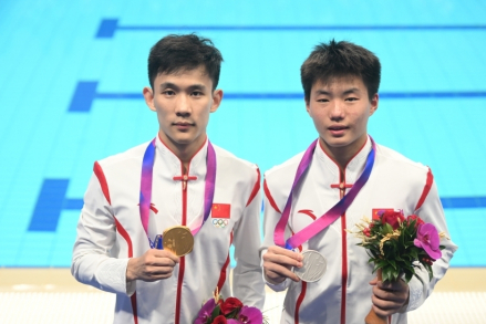 在杭州第19届亚运会夺得金牌（左边杨昊）