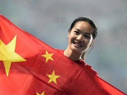 拿国旗的韦永丽