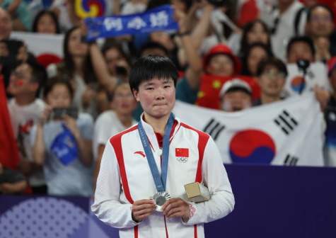 亚军中国选手何冰娇在颁奖仪式上