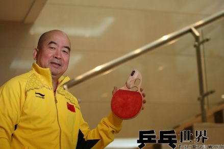 乒坛名宿梁戈亮近照 