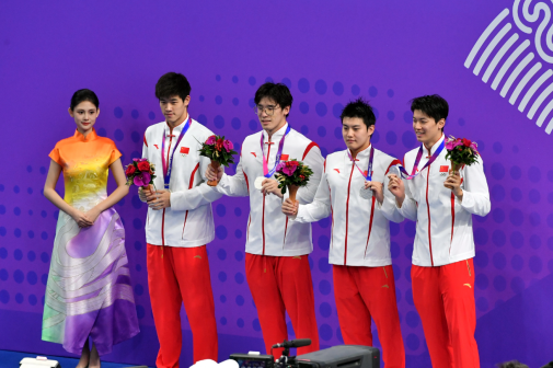 杭州亚运会男子4x200米自由泳接力决赛获亚军，王浩宇（中）