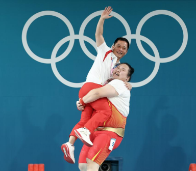 中国选手李雯雯与教练吴美锦庆祝夺冠