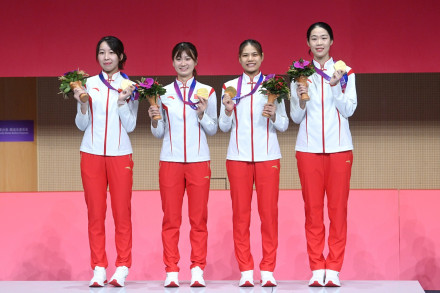 中国队获得击剑女子花剑团体冠军，左一为江苏健儿王雨婷