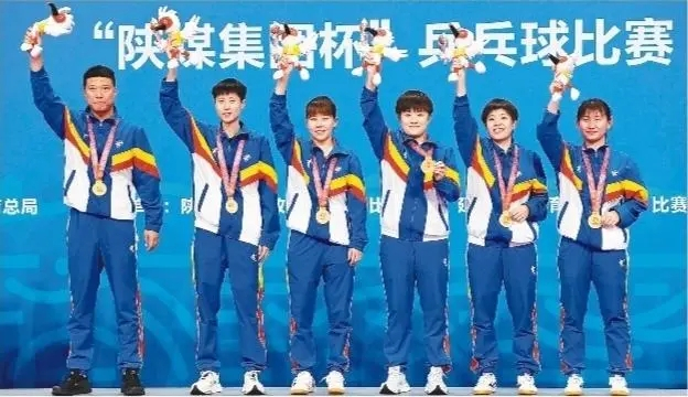 第十四届运动会乒乓球女子团体金牌获奖照——陈幸同（左三） 
