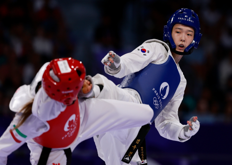 韩国选手金宥珍（右）和伊朗选手奇雅尼在比赛中