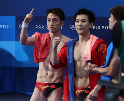 中国选手练俊杰（左）/杨昊庆祝胜利