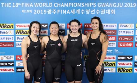 郑莉梅（右一）参加世界锦标赛女子4×200米自由泳接力赛