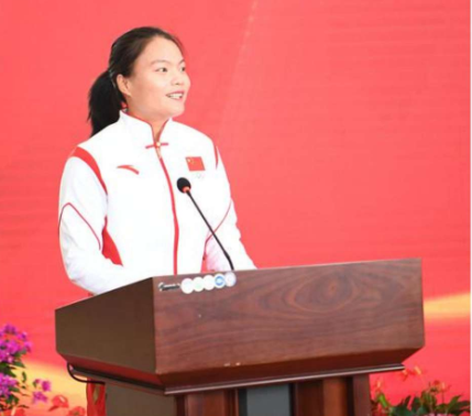 徐诗晓出席受赠仪式