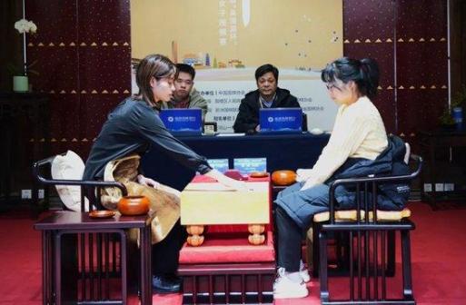 崔精（右）在第六届“吴清源杯”世界女子围棋赛决赛战胜藤泽里菜