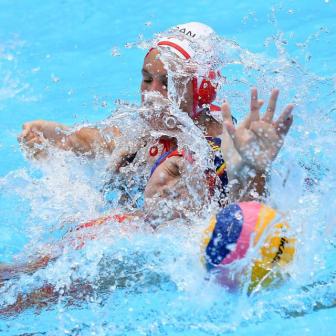 2019世界游泳锦标赛女子水球，陈笑（下）在比赛中拼抢