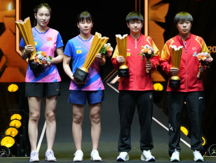 钱天一（左一）/陈幸同（左二）、孙颖莎（右二）/王艺迪合影