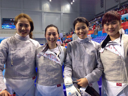 杨恒郁（右二）