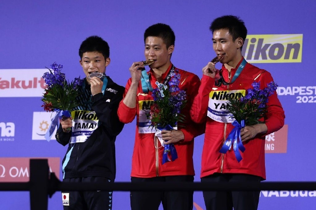 玉井陆斗（左一）在游泳世锦赛跳水男子10米台中获得亚军