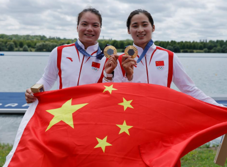 冠军中国组合徐诗晓（左）/孙梦雅在颁奖仪式后