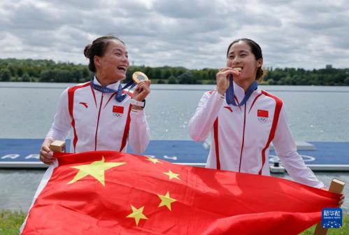 冠军中国组合徐诗晓（左）/孙梦雅在颁奖仪式后