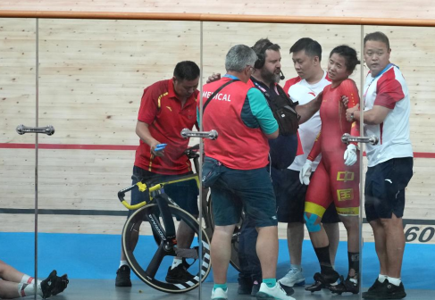中国队选手苑丽颖（右二）在四分之一决赛中发生撞车事故后受伤