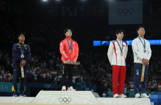 中国选手张博恒（右二）在颁奖仪式上