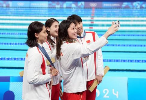 杨浚瑄、张雨霏、吴卿风、程玉洁（从左至右）在颁奖仪式上自拍
