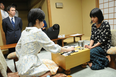 第33期女流本因坊战对战者合照（左为挑战者藤泽里菜