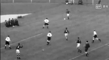 1953年对英格兰队拉球过人破门
