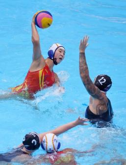 2019世界游泳锦标赛女子水球，陈笑（上左）在比赛中射门