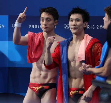 中国选手练俊杰（左）/杨昊庆祝胜利