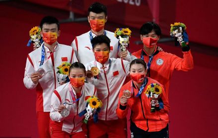 2020年东京奥运会羽毛球混双颁奖仪式