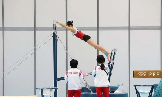 安昌玉在法国巴黎国际广播中心进行高低杠训练（上为一安昌玉）